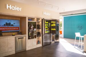Espace d'exposition Haier à Roland-Garros 2026 avec réfrigérateur rempli de balles de tennis