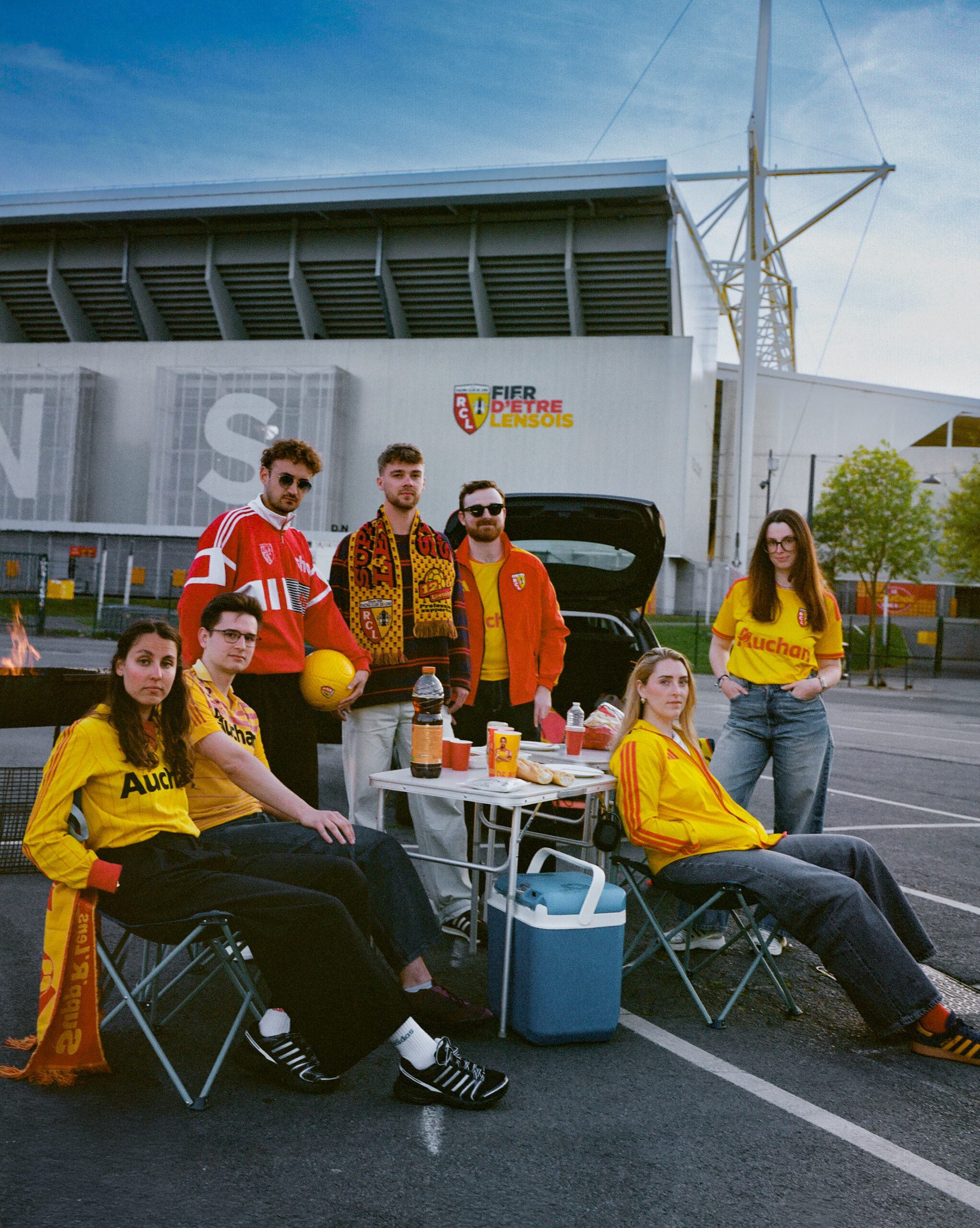 Supporters du RC Lens en tailgate devant le stade Bollaert portant les maillots adidas sang et or 2026-2027