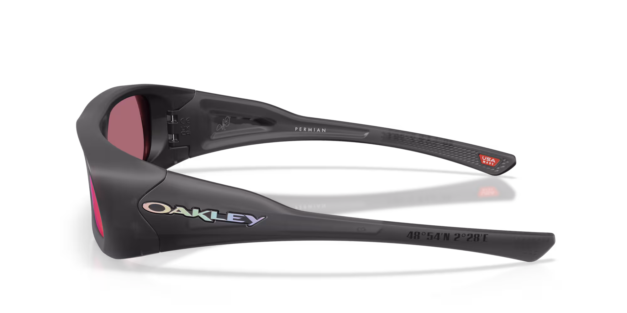Lunettes Oakley Kylian Mbappé Signature Series Permian — stratégie ambassadeur Oakley Playertopia avec coordonnées GPS de Bondy gravées sur la branche
