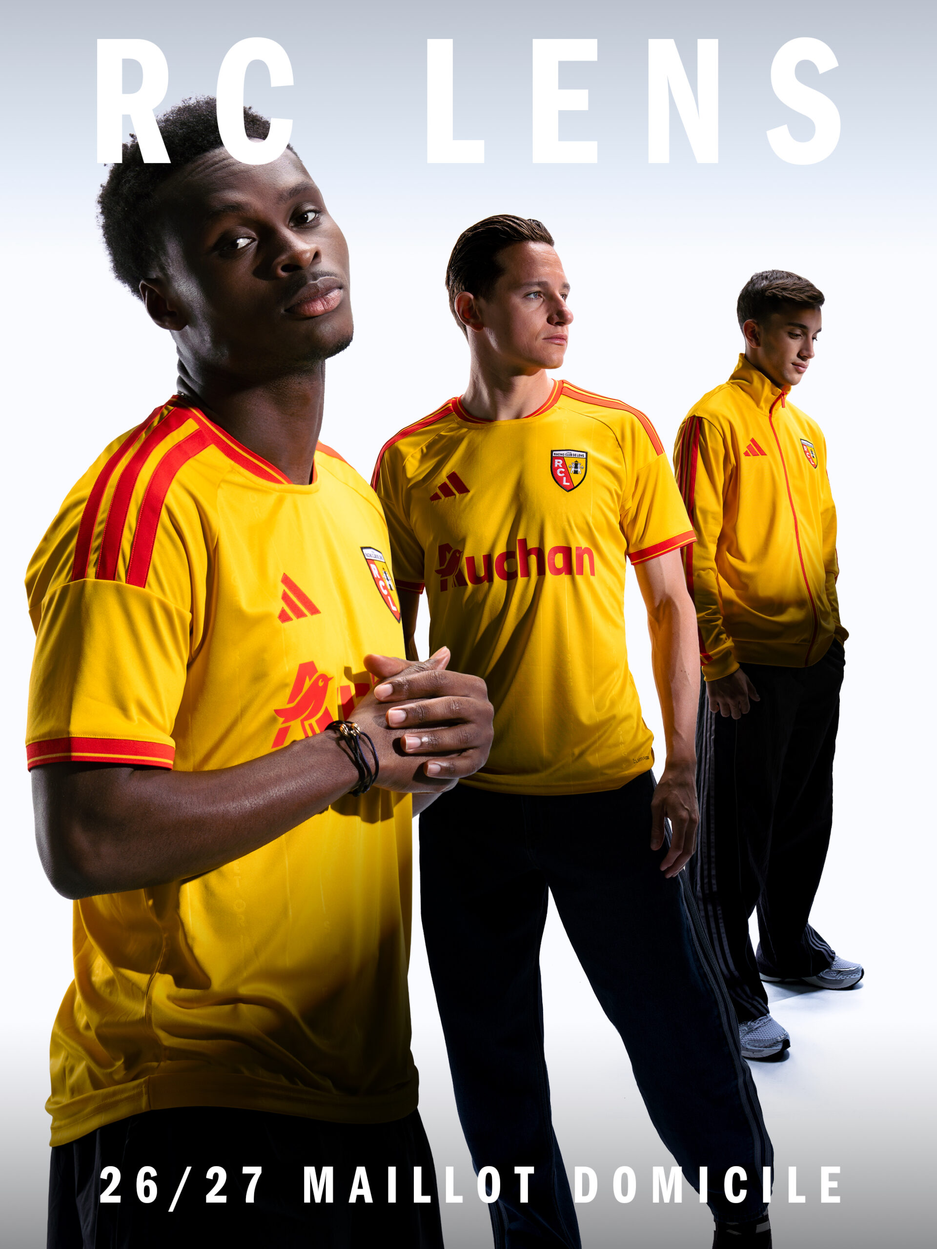 Maillot domicile adidas RC Lens 2026-2027 sang et or porté par trois joueurs sur fond studio