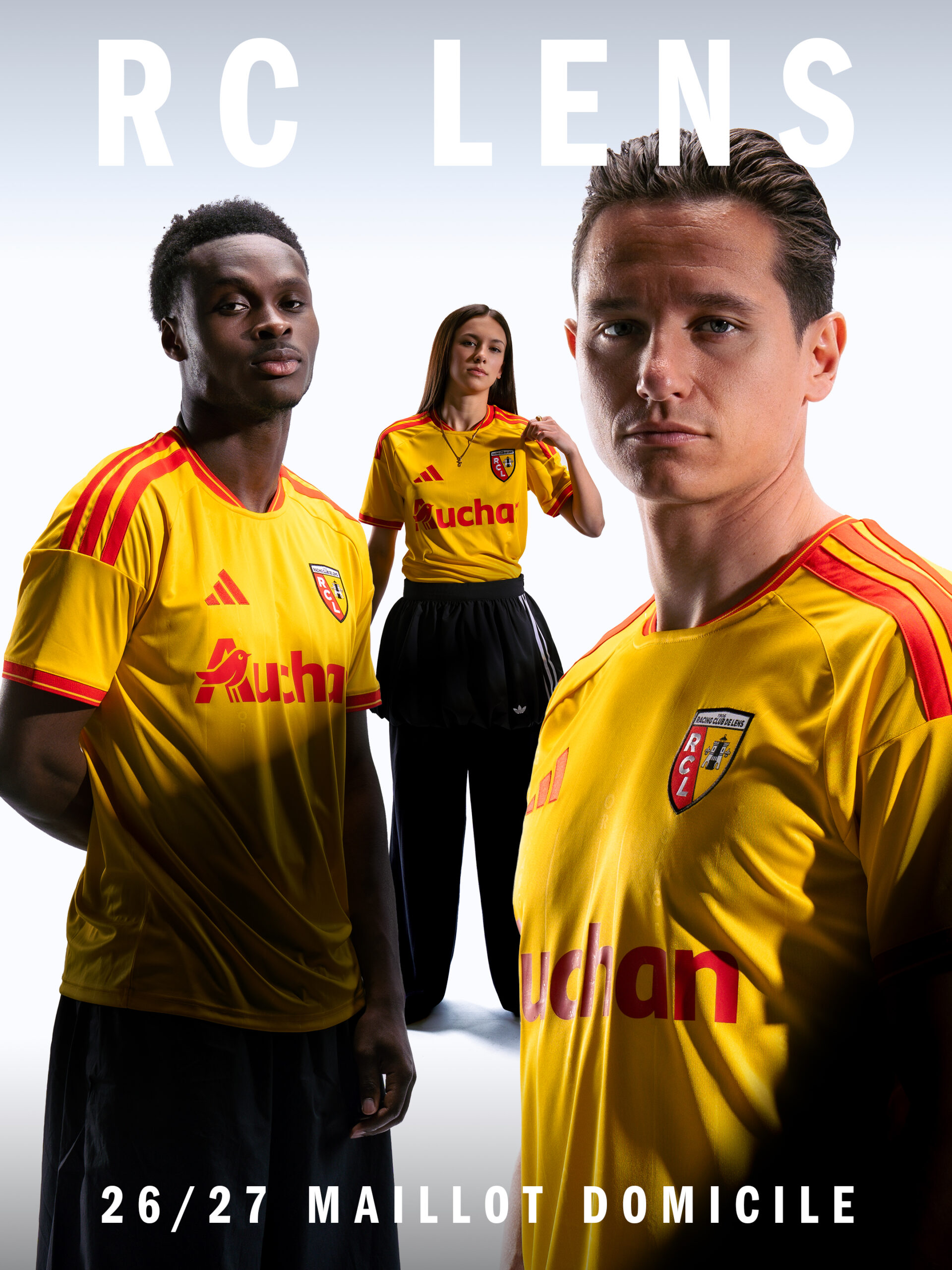 Détail du maillot domicile adidas RC Lens 2026-2027 avec le sponsor Auchan et les bandes sang et or