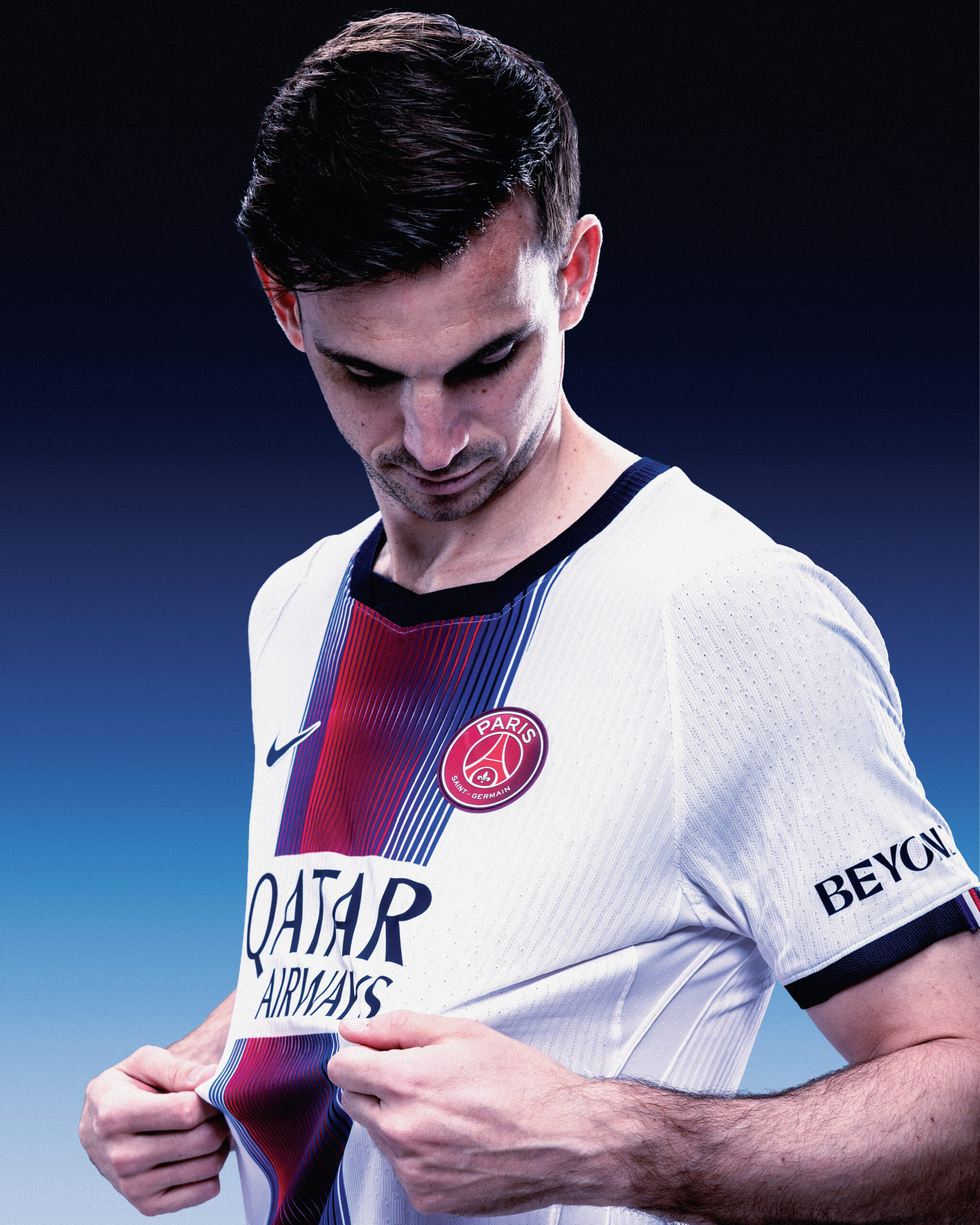 Fabián Ruiz avec le maillot Away PSG 2026-2027, détail écusson lenticulaire — © Paris Saint-Germain / Nike