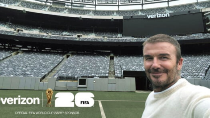 David Beckham dans un stade de la Coupe du Monde FIFA 2026 avec le branding Verizon, sponsor télécom officiel du Mondial