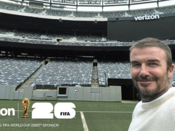David Beckham dans un stade de la Coupe du Monde FIFA 2026 avec le branding Verizon, sponsor télécom officiel du Mondial