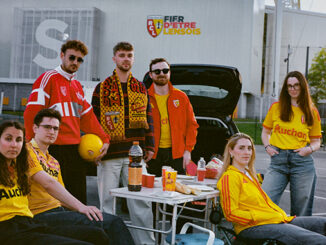 Supporters du RC Lens en tailgate devant le stade Bollaert portant les maillots adidas sang et or 2026-2027