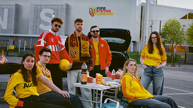 Supporters du RC Lens en tailgate devant le stade Bollaert portant les maillots adidas sang et or 2026-2027
