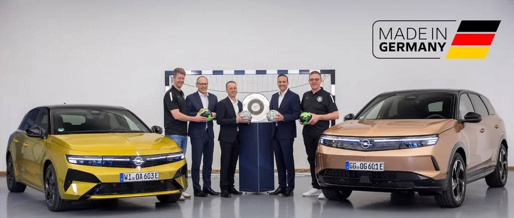 Signature du partenariat sponsoring handball Opel avec la Handball-Bundesliga et le DHB, mai 2026 — Opel Astra et Grandland électriques encadrent la cérémonie officielle
