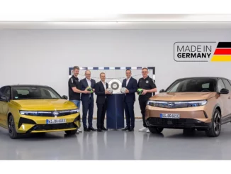 Signature du partenariat sponsoring handball Opel avec la Handball-Bundesliga et le DHB, mai 2026 — Opel Astra et Grandland électriques encadrent la cérémonie officielle
