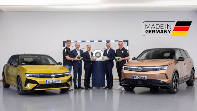 Signature du partenariat sponsoring handball Opel avec la Handball-Bundesliga et le DHB, mai 2026 — Opel Astra et Grandland électriques encadrent la cérémonie officielle