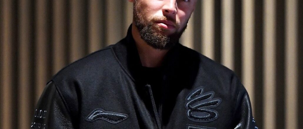 Steph Curry porte le blouson Li-Ning × Curry Brand lors de l'annonce de son partenariat de 10 ans avec l'équipementier chinois