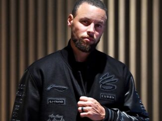 Steph Curry porte le blouson Li-Ning × Curry Brand lors de l'annonce de son partenariat de 10 ans avec l'équipementier chinois
