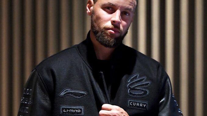 Steph Curry porte le blouson Li-Ning × Curry Brand lors de l'annonce de son partenariat de 10 ans avec l'équipementier chinois