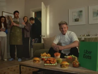 Gordon Ramsay avec sac Uber Eats vert dans cuisine — campagne Who Could Cook At A Time Like This Coupe du Monde 2026