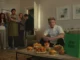 Gordon Ramsay avec sac Uber Eats vert dans cuisine — campagne Who Could Cook At A Time Like This Coupe du Monde 2026