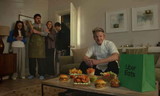Gordon Ramsay avec sac Uber Eats vert dans cuisine — campagne Who Could Cook At A Time Like This Coupe du Monde 2026