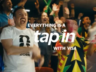Jason Sudeikis célèbre un but dans le spot Visa Tap In pour la Coupe du Monde FIFA 2026