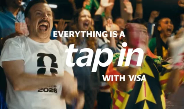 Jason Sudeikis célèbre un but dans le spot Visa Tap In pour la Coupe du Monde FIFA 2026