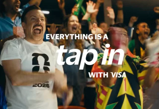 Jason Sudeikis célèbre un but dans le spot Visa Tap In pour la Coupe du Monde FIFA 2026