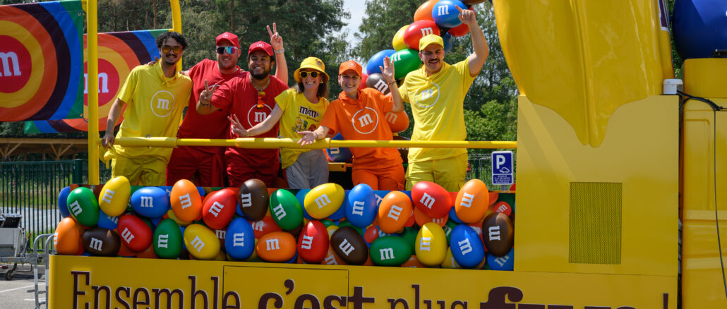Caravane M&M's Tour de France 2026 avec les caravaniers en tenues colorées — © Cyril Bécard / Mars Wrigley