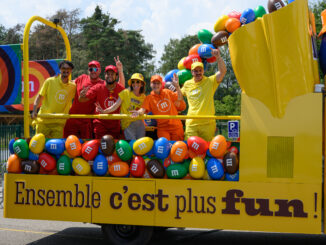 Caravane M&M's Tour de France 2026 avec les caravaniers en tenues colorées — © Cyril Bécard / Mars Wrigley
