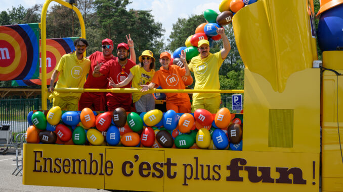 Caravane M&M's Tour de France 2026 avec les caravaniers en tenues colorées — © Cyril Bécard / Mars Wrigley