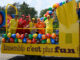 Caravane M&M's Tour de France 2026 avec les caravaniers en tenues colorées — © Cyril Bécard / Mars Wrigley