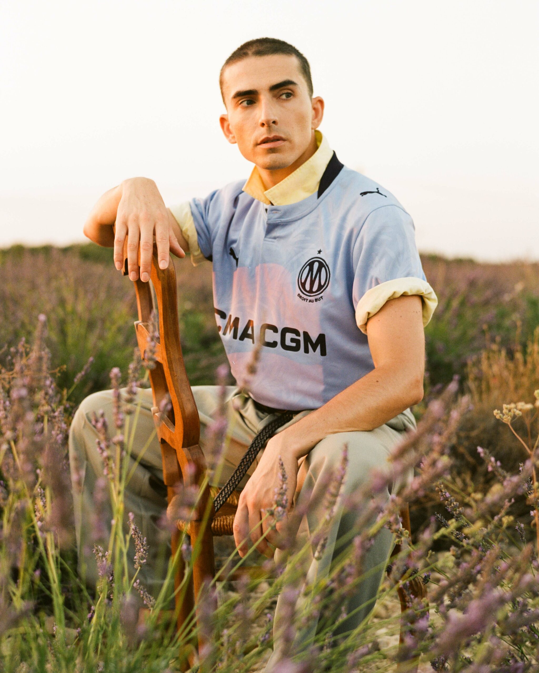 Maillot third Olympique de Marseille 2026-2027 dans les champs de lavande de Provence