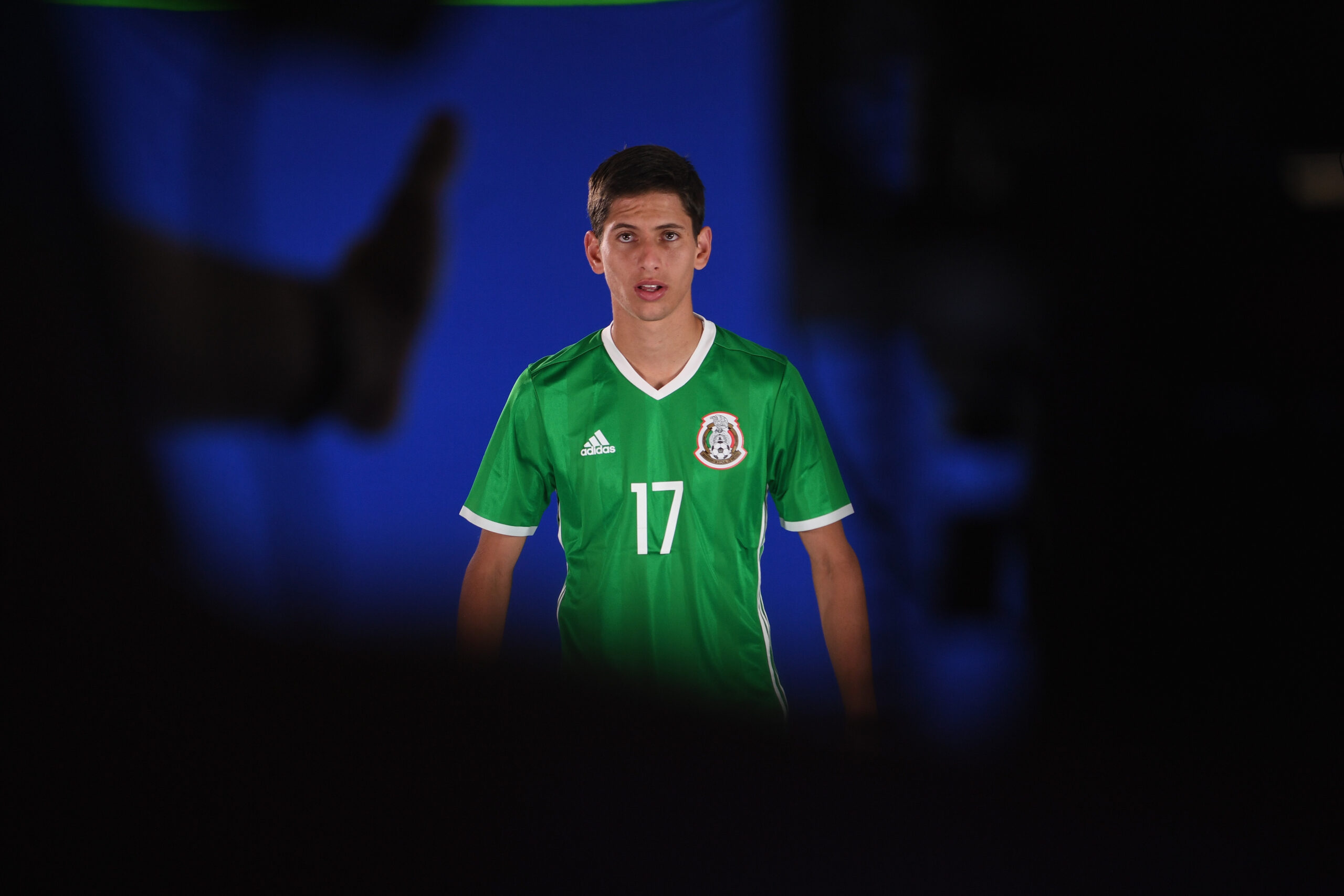 Coulisses de la séance photo d’Edson Álvarez lors des portraits officiels de la Coupe du Monde 2018