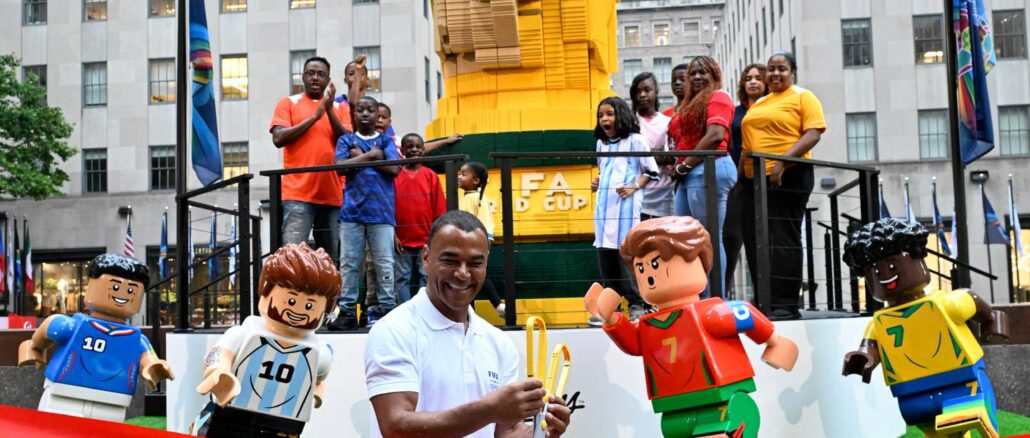 Cafu dévoile le trophée FIFA géant en briques LEGO à New York, Coupe du monde 2026