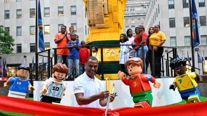Cafu dévoile le trophée FIFA géant en briques LEGO à New York, Coupe du monde 2026
