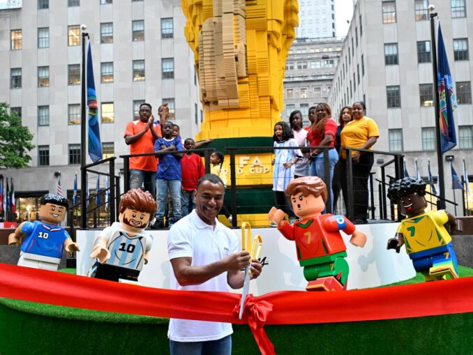 Cafu dévoile le trophée FIFA géant en briques LEGO à New York, Coupe du monde 2026