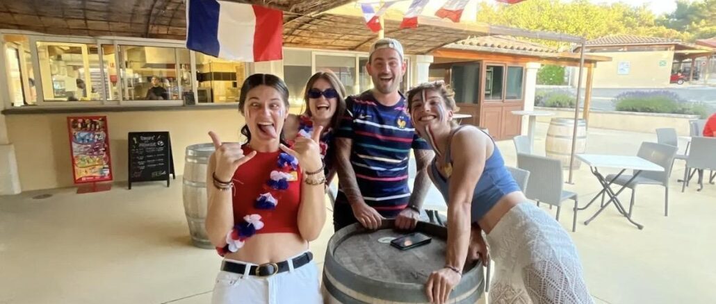 Capture d'écran BeReal de supporters de l'Équipe de France réunis en terrasse pour regarder un match, maquillage et accessoires tricolores, activation Crédit Agricole x FFF