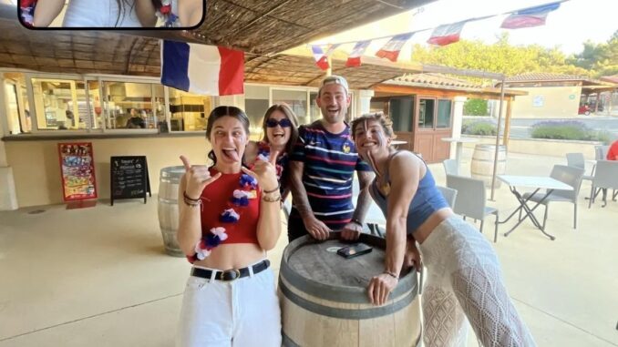 Capture d'écran BeReal de supporters de l'Équipe de France réunis en terrasse pour regarder un match, maquillage et accessoires tricolores, activation Crédit Agricole x FFF