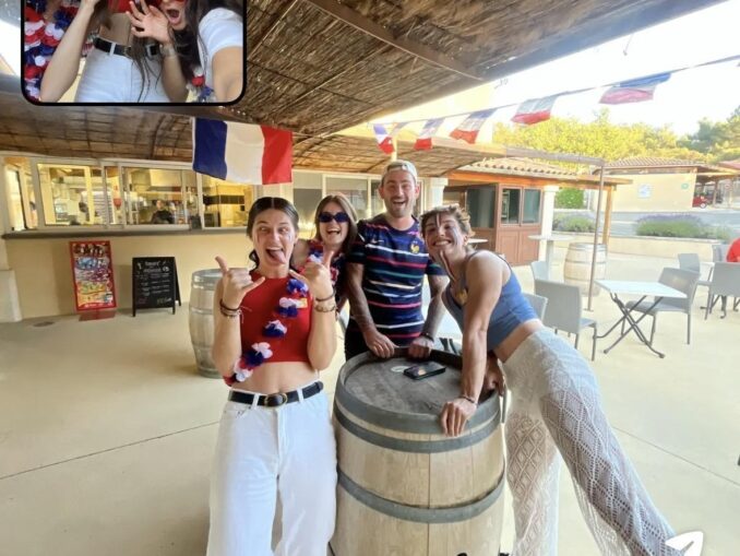 Capture d'écran BeReal de supporters de l'Équipe de France réunis en terrasse pour regarder un match, maquillage et accessoires tricolores, activation Crédit Agricole x FFF