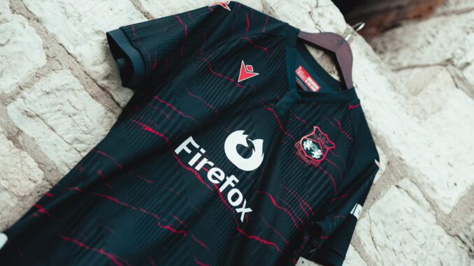 Maillot extérieur Wrexham AFC 2026-2027 avec le logo Firefox, nouveau sponsor maillot du club