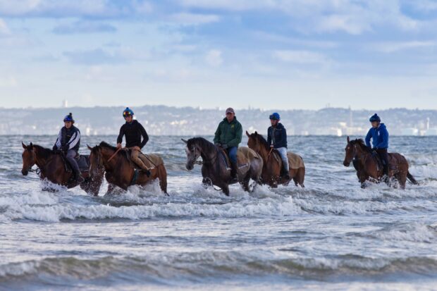 Deauville et les chevaux… des images et moments emblématiques et que l’on peut retrouver dans des films concernant la station normande