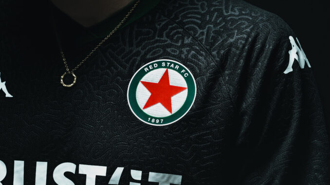 Gros plan sur le badge du Red Star FC et les motifs embossés du maillot Le Vert & Noir