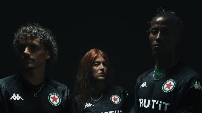 Trois mannequins portant le nouveau maillot extérieur du Red Star FC lors de la campagne Le Vert & Noir