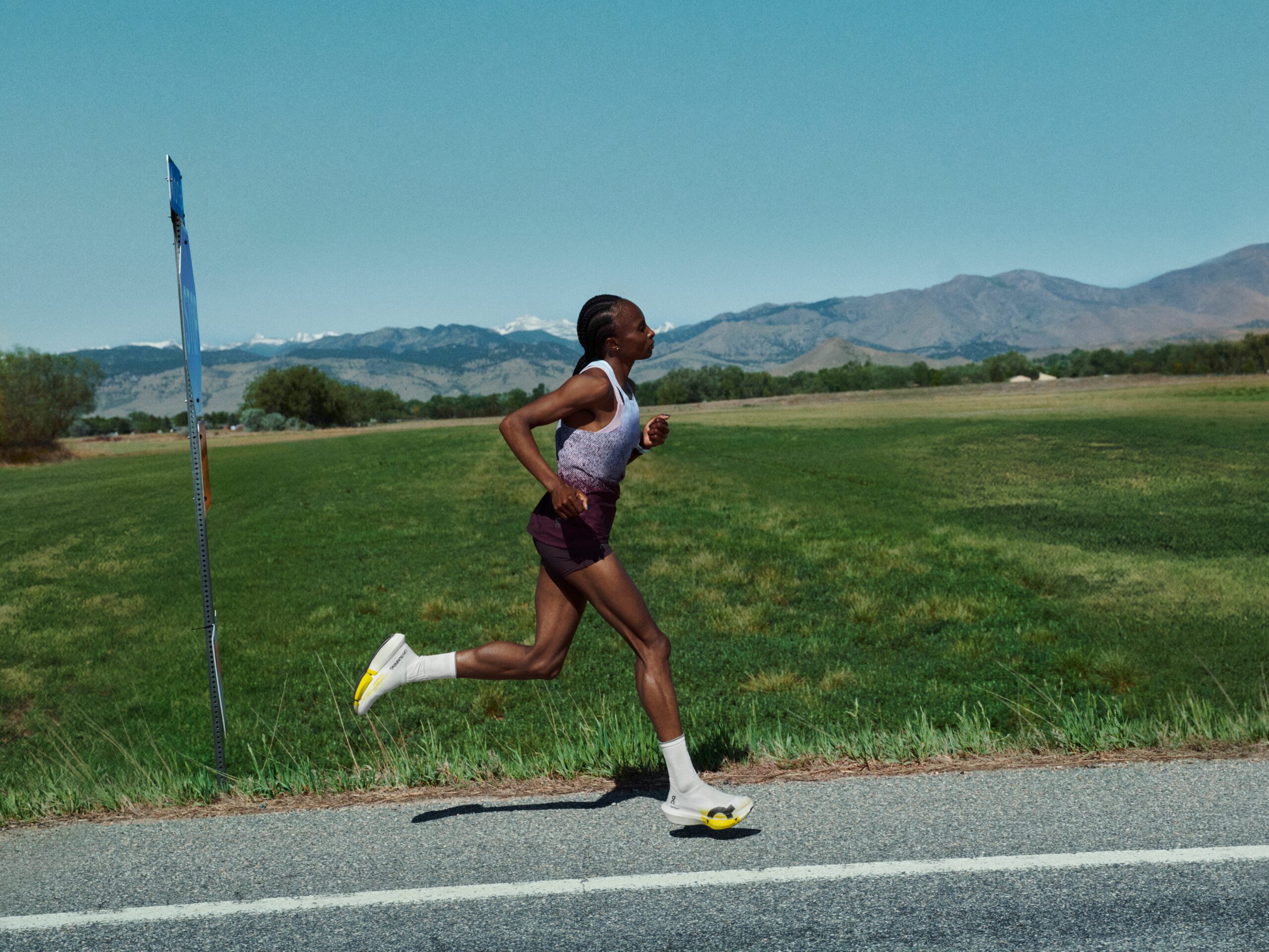 Hellen Obiri s'entraîne sur une route de campagne à Boulder, Colorado, avec les chaussures On LightSpray Cloudboom Strike 2