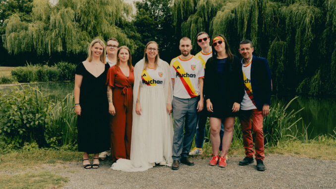 Campagne RC Alliance Unis pour la vie, les mariés s'embrassent avec un bouquet sang et or