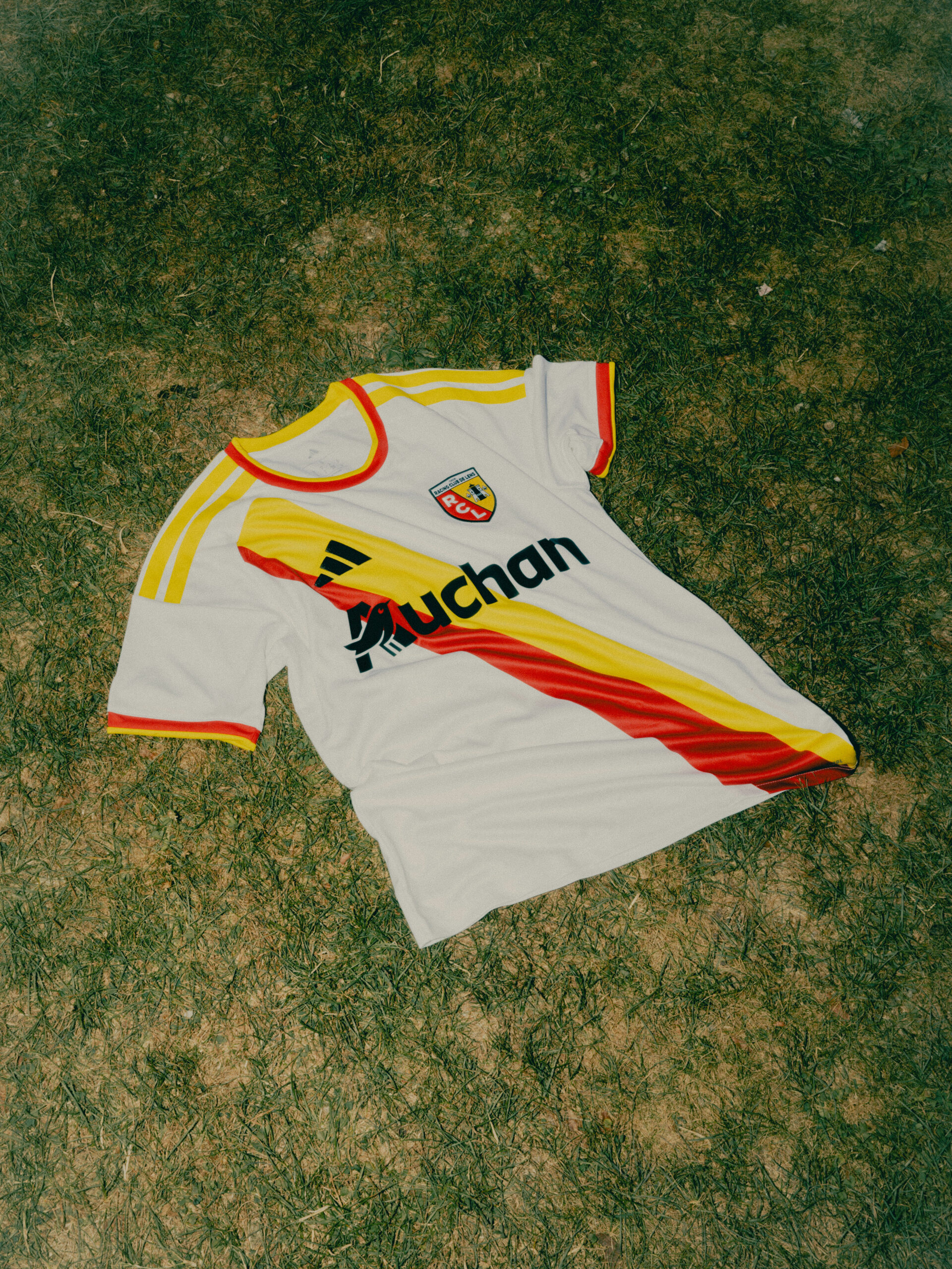 Maillot third RC Lens adidas 2026/27 posé à plat, motif diagonal et finitions sang et or
