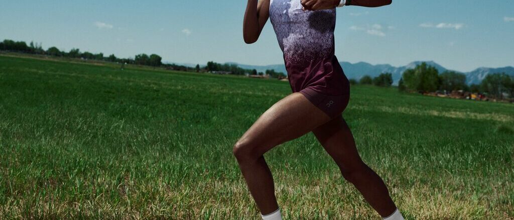 Hellen Obiri en pleine foulée, poings serrés près du visage, portant la On Cloudboom Strike 2, campagne Race for the Feeling