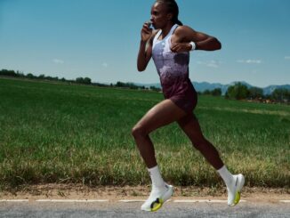 Hellen Obiri en pleine foulée, poings serrés près du visage, portant la On Cloudboom Strike 2, campagne Race for the Feeling