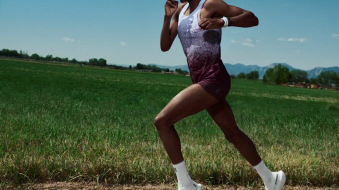 Hellen Obiri en pleine foulée, poings serrés près du visage, portant la On Cloudboom Strike 2, campagne Race for the Feeling
