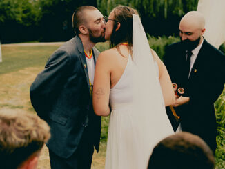 Mariage RC Alliance adidas RC Lens : le couple s'embrasse devant les invités en maillot third
