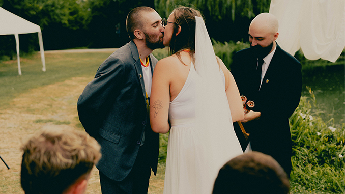 Mariage RC Alliance adidas RC Lens : le couple s'embrasse devant les invités en maillot third