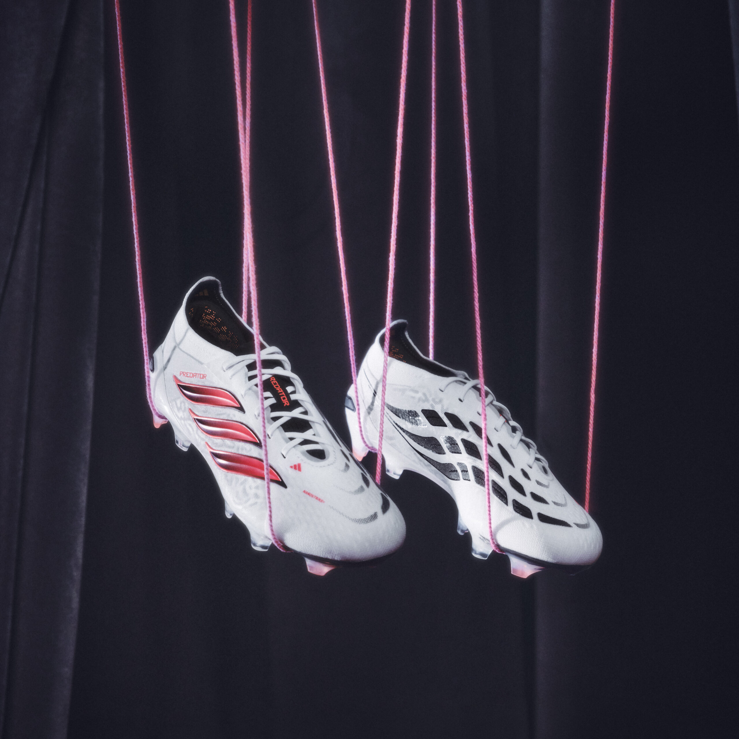 Crampons adidas Predator et F50 suspendus, campagne Chaos vs Control