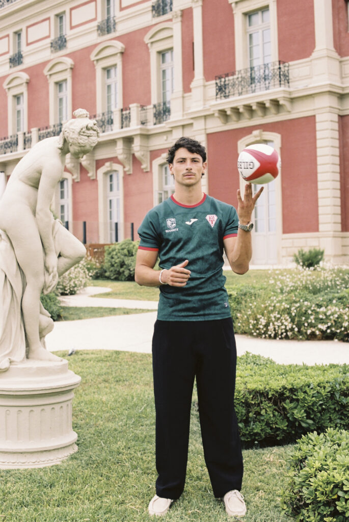 Joueur du Biarritz Olympique en maillot extérieur devant la façade de l'Hôtel du Palais à Biarritz