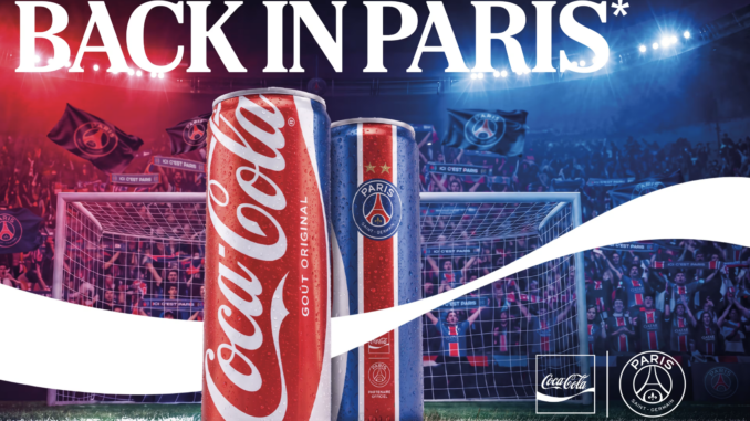 Canette collector Coca-Cola PSG aux couleurs du Paris Saint-Germain devant un but au Parc des Princes