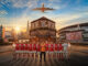 Effectif d'Arsenal en maillot Emirates devant l'Emirates Stadium, visuel du renouvellement du partenariat jusqu'en 2033